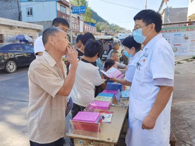 禹州市妇幼保健院开展“百医包百村”健康扶贫义诊活动 禹州市妇幼保健院开展“百医包百村”健康扶贫义诊活动