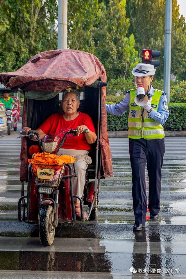 禹州女民警徐萌柯:今天我值班——耿亚伟摄影作品 禹州女民警徐萌柯:今天我值班——耿亚伟摄影作品