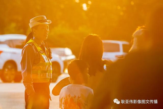 禹州女民警徐萌柯:今天我值班——耿亚伟摄影作品 禹州女民警徐萌柯:今天我值班——耿亚伟摄影作品