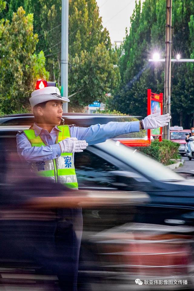 禹州女民警徐萌柯:今天我值班——耿亚伟摄影作品 禹州女民警徐萌柯:今天我值班——耿亚伟摄影作品