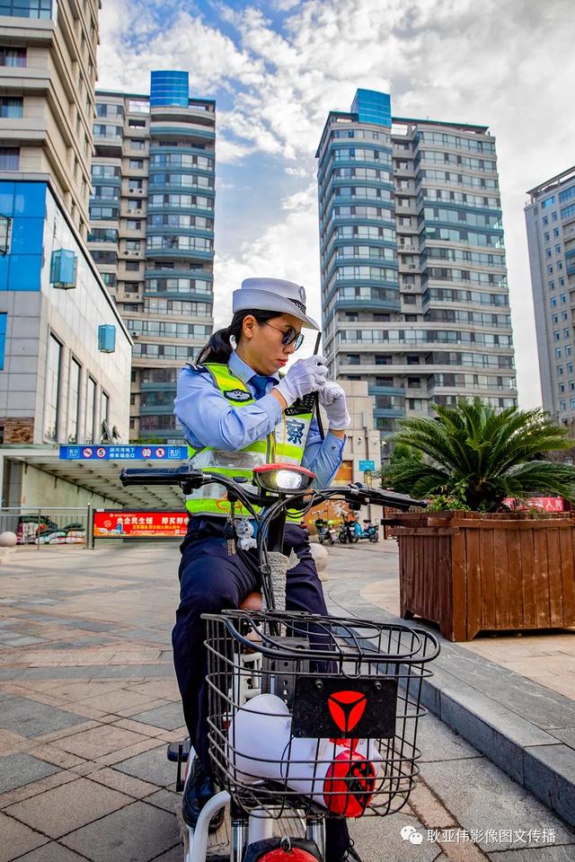 禹州女民警徐萌柯:今天我值班——耿亚伟摄影作品 禹州女民警徐萌柯:今天我值班——耿亚伟摄影作品