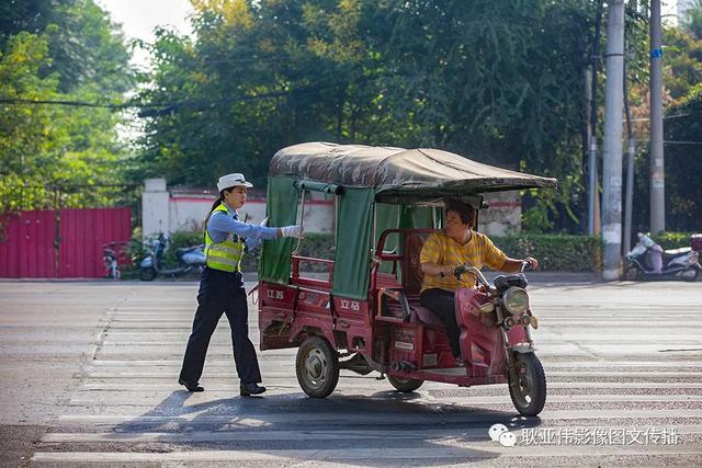 禹州女民警徐萌柯:今天我值班——耿亚伟摄影作品 禹州女民警徐萌柯:今天我值班——耿亚伟摄影作品