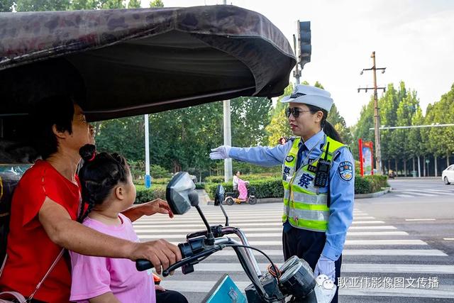 禹州女民警徐萌柯:今天我值班——耿亚伟摄影作品 禹州女民警徐萌柯:今天我值班——耿亚伟摄影作品