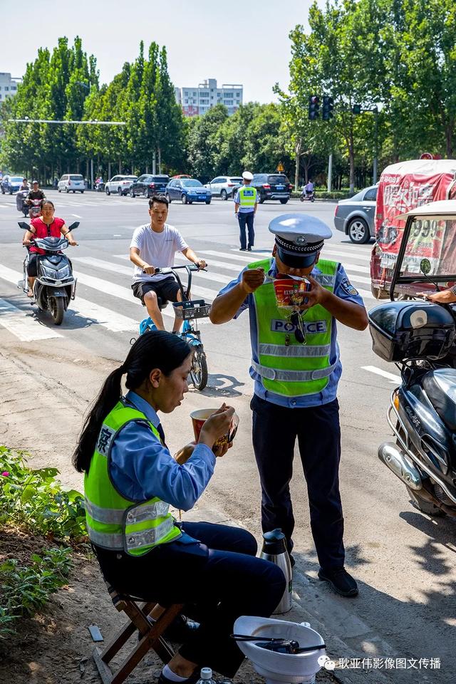 禹州女民警徐萌柯:今天我值班——耿亚伟摄影作品 禹州女民警徐萌柯:今天我值班——耿亚伟摄影作品