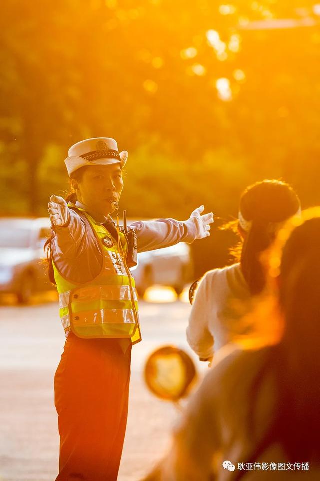 禹州女民警徐萌柯:今天我值班——耿亚伟摄影作品 禹州女民警徐萌柯:今天我值班——耿亚伟摄影作品