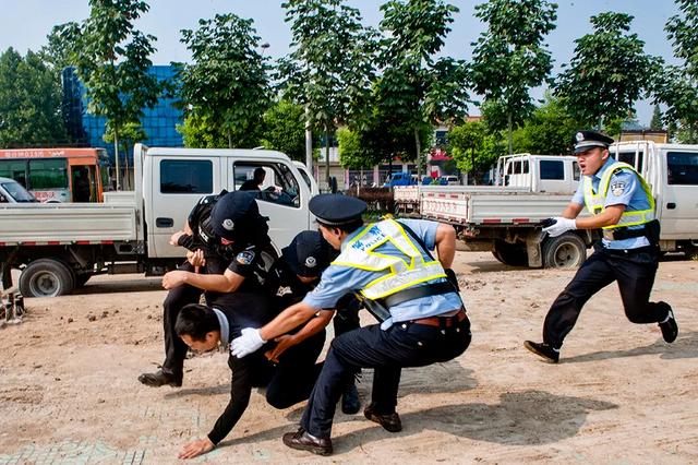 禹州市公安局热血铸警魂——耿亚伟摄影作品 禹州市公安局热血铸警魂——耿亚伟摄影作品