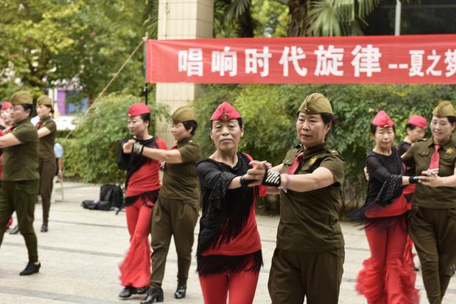 禹州“夏之梦”合唱团庆“十一”迎“中秋”红歌联唱活动 禹州“夏之梦”合唱团庆“十一”迎“中秋”红歌联唱活动