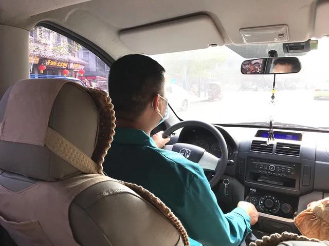 乘坐免费摆渡车去禹州市二院就医很方便 乘坐免费摆渡车去禹州市二院就医很方便
