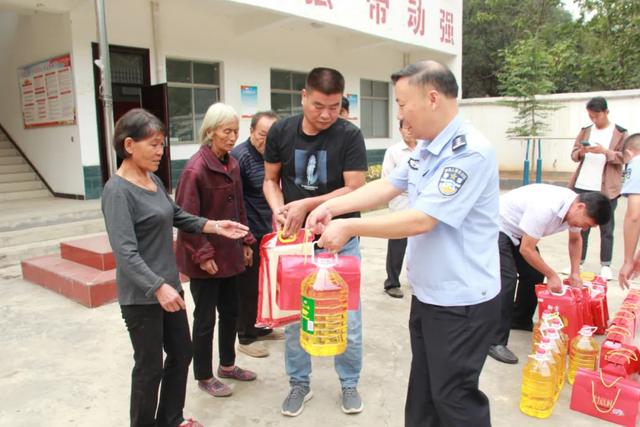 昨天禹州市鸠山镇一村庄发生了让人暖心的一幕! 昨天禹州市鸠山镇一村庄发生了让人暖心的一幕!