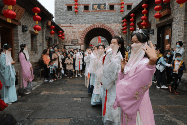 国庆第三天,神垕古镇景区竟然火到爆!现场照片! 国庆第三天,神垕古镇景区竟然火到爆!现场照片!