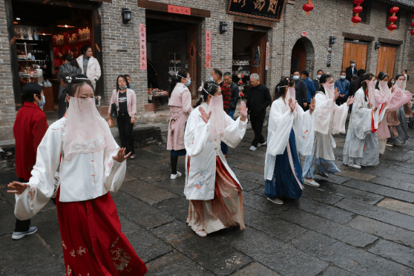 国庆第三天,神垕古镇景区竟然火到爆!现场照片! 国庆第三天,神垕古镇景区竟然火到爆!现场照片!