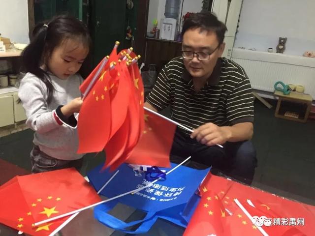 小小萌娃义卖为贫困学生捐书籍,乐善之心源自禹州! 小小萌娃义卖为贫困学生捐书籍,乐善之心源自禹州!