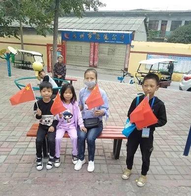 小小萌娃义卖为贫困学生捐书籍,乐善之心源自禹州! 小小萌娃义卖为贫困学生捐书籍,乐善之心源自禹州!