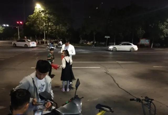 小小萌娃义卖为贫困学生捐书籍,乐善之心源自禹州! 小小萌娃义卖为贫困学生捐书籍,乐善之心源自禹州!