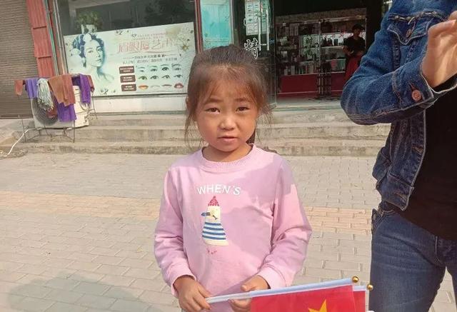 小小萌娃义卖为贫困学生捐书籍,乐善之心源自禹州! 小小萌娃义卖为贫困学生捐书籍,乐善之心源自禹州!