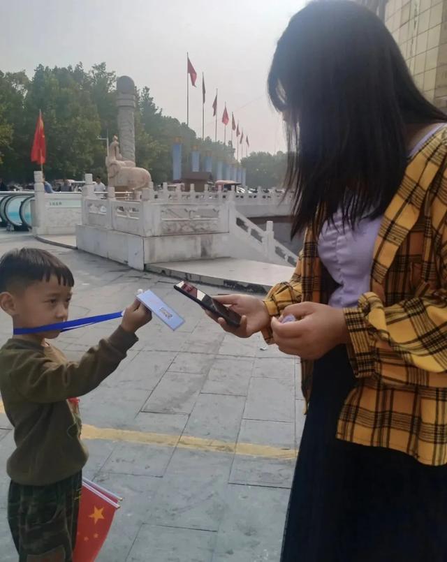 小小萌娃义卖为贫困学生捐书籍,乐善之心源自禹州! 小小萌娃义卖为贫困学生捐书籍,乐善之心源自禹州!