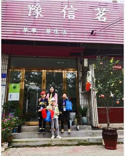 小小萌娃义卖为贫困学生捐书籍,乐善之心源自禹州! 小小萌娃义卖为贫困学生捐书籍,乐善之心源自禹州!