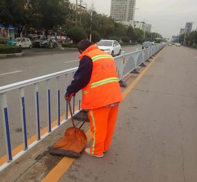禹州环卫工人坚守在岗,为了城市整洁“不打烊”! 禹州环卫工人坚守在岗,为了城市整洁“不打烊”!