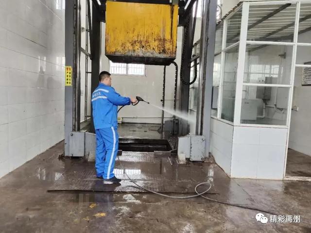 禹州环卫工人坚守在岗,为了城市整洁“不打烊”! 禹州环卫工人坚守在岗,为了城市整洁“不打烊”!