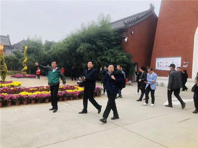 菊花盛放正当时!省内21家媒体团成员来禹州钧瓷文化园实地采风! 菊花盛放正当时!省内21家媒体团成员来禹州钧瓷文化园实地采风!