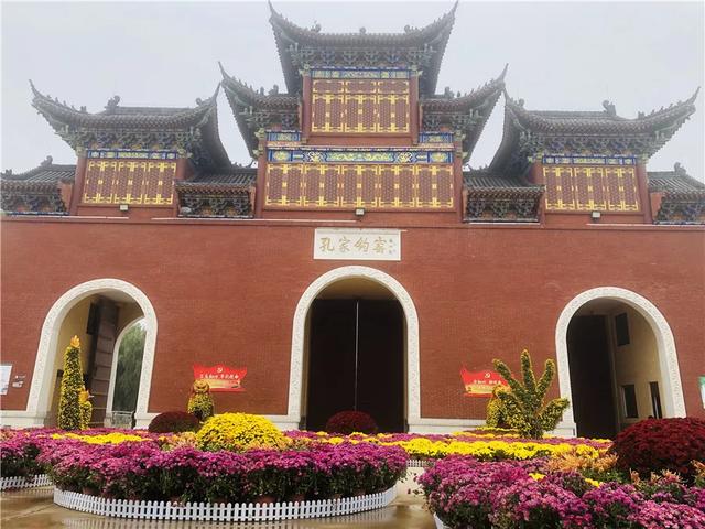 菊花盛放正当时!省内21家媒体团成员来禹州钧瓷文化园实地采风! 菊花盛放正当时!省内21家媒体团成员来禹州钧瓷文化园实地采风!