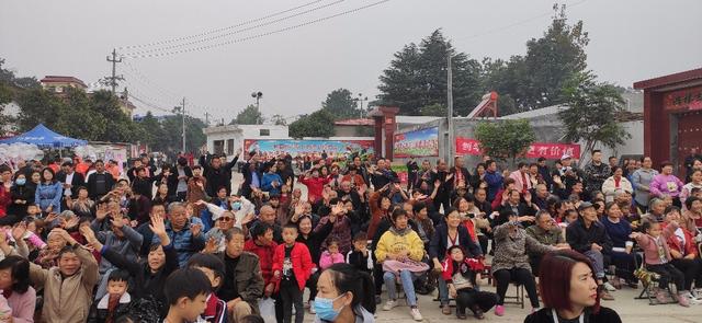 光大道歌手感恩家乡回馈义演在禹州方岗镇赵庄村举行 光大道歌手感恩家乡回馈义演在禹州方岗镇赵庄村举行