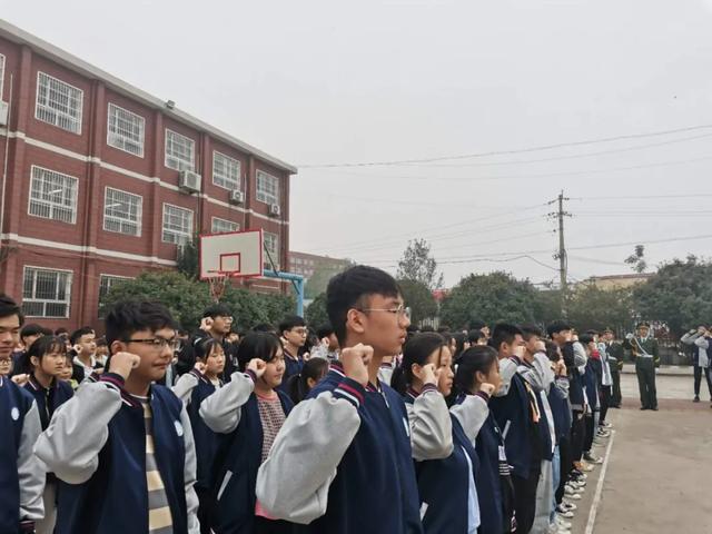 禹州南区学校举行主题升旗仪式 禹州南区学校举行主题升旗仪式
