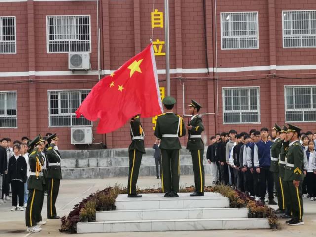 禹州南区学校举行主题升旗仪式 禹州南区学校举行主题升旗仪式