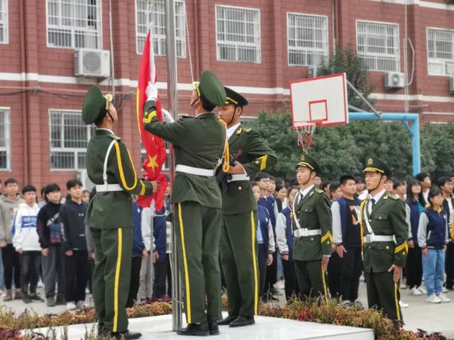 禹州南区学校举行主题升旗仪式 禹州南区学校举行主题升旗仪式
