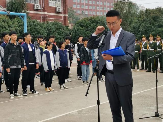 禹州南区学校举行主题升旗仪式 禹州南区学校举行主题升旗仪式