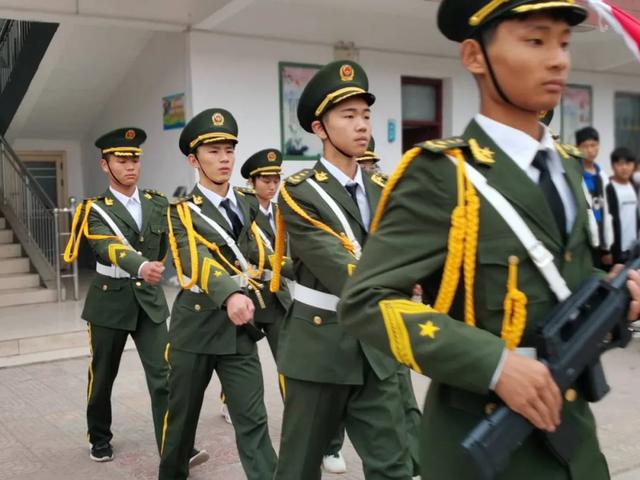 禹州南区学校举行主题升旗仪式 禹州南区学校举行主题升旗仪式