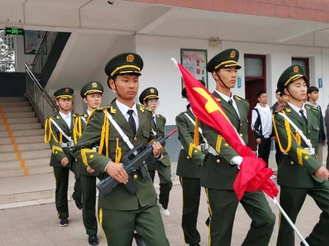 禹州南区学校举行主题升旗仪式 禹州南区学校举行主题升旗仪式