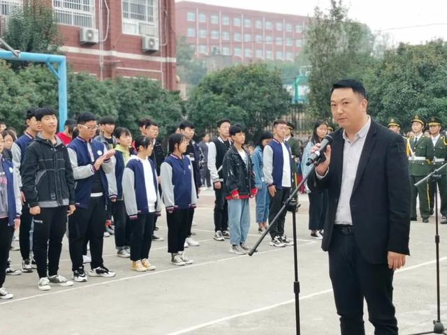 禹州南区学校举行主题升旗仪式 禹州南区学校举行主题升旗仪式