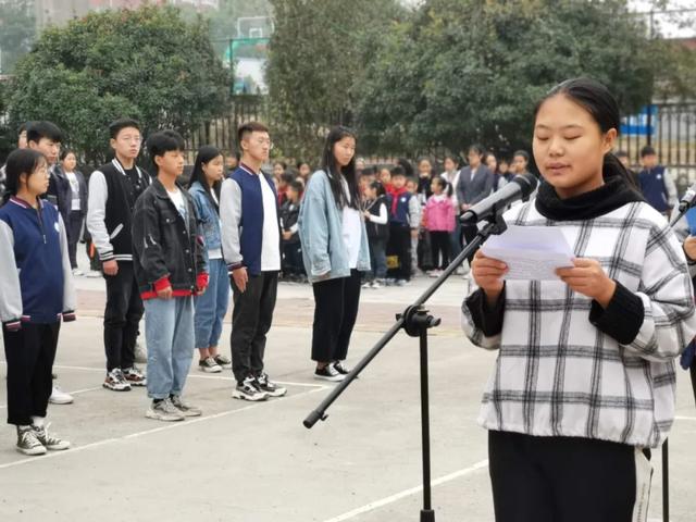 禹州南区学校举行主题升旗仪式 禹州南区学校举行主题升旗仪式