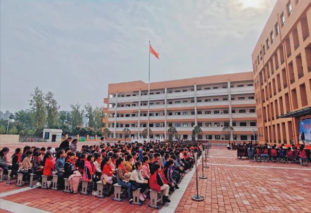 禹州市第五实验学校隆重举行“经典润心灵,书香溢校园”诗歌朗诵比赛 禹州市第五实验学校隆重举行“经典润心灵,书香溢校园”诗歌朗诵比赛
