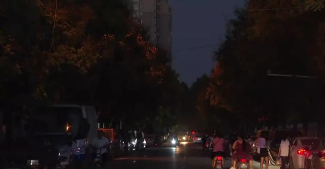 禹州迎宾东路学校门口道路昏暗被投诉!官媒发声 禹州迎宾东路学校门口道路昏暗被投诉!官媒发声