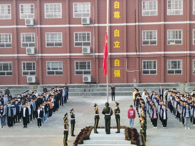 禹州南区学校举行道路交通安全主题升旗仪式 禹州南区学校举行道路交通安全主题升旗仪式