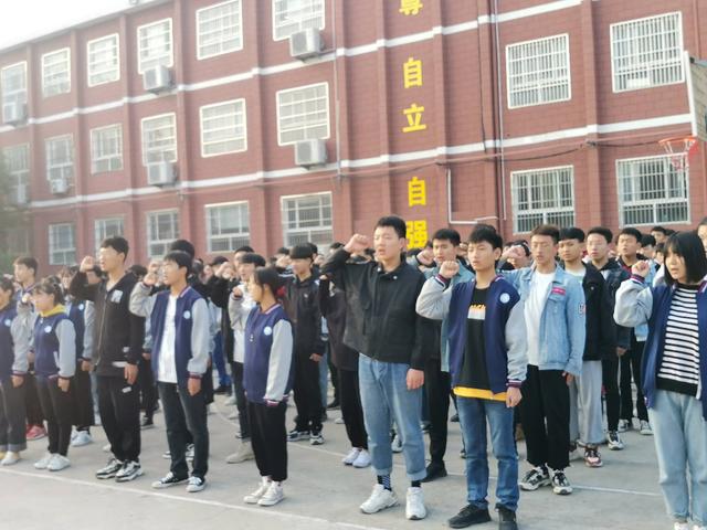 禹州南区学校举行道路交通安全主题升旗仪式 禹州南区学校举行道路交通安全主题升旗仪式