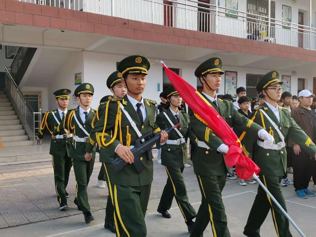 禹州南区学校举行道路交通安全主题升旗仪式 禹州南区学校举行道路交通安全主题升旗仪式