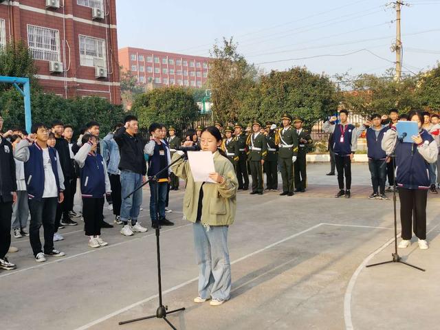 禹州南区学校举行道路交通安全主题升旗仪式 禹州南区学校举行道路交通安全主题升旗仪式