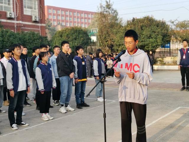 禹州南区学校举行道路交通安全主题升旗仪式 禹州南区学校举行道路交通安全主题升旗仪式