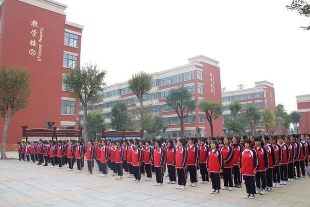 北大公学禹州国际学校高中部举行升国旗仪式 北大公学禹州国际学校高中部举行升国旗仪式
