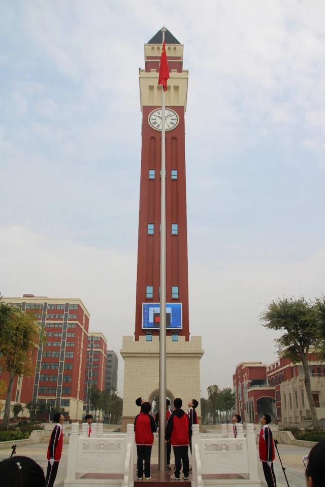 北大公学禹州国际学校高中部举行升国旗仪式 北大公学禹州国际学校高中部举行升国旗仪式