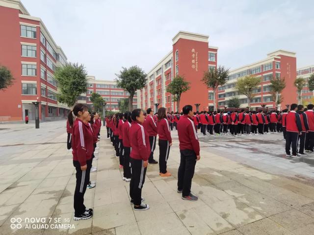 北大公学禹州国际学校高中部举行升国旗仪式 北大公学禹州国际学校高中部举行升国旗仪式