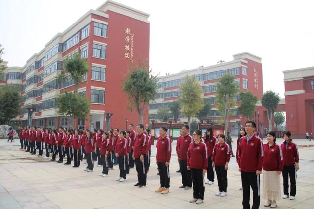北大公学禹州国际学校高中部举行升国旗仪式 北大公学禹州国际学校高中部举行升国旗仪式