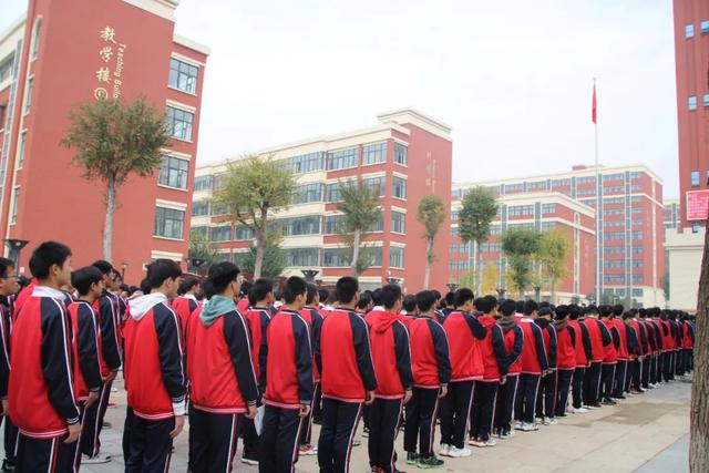 北大公学禹州国际学校高中部举行升国旗仪式 北大公学禹州国际学校高中部举行升国旗仪式