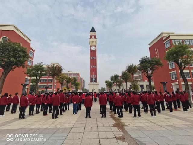 北大公学禹州国际学校高中部举行升国旗仪式 北大公学禹州国际学校高中部举行升国旗仪式