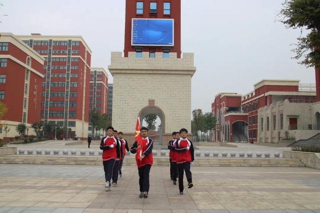 北大公学禹州国际学校高中部举行升国旗仪式 北大公学禹州国际学校高中部举行升国旗仪式