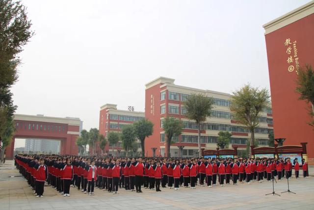 北大公学禹州国际学校高中部举行升国旗仪式 北大公学禹州国际学校高中部举行升国旗仪式