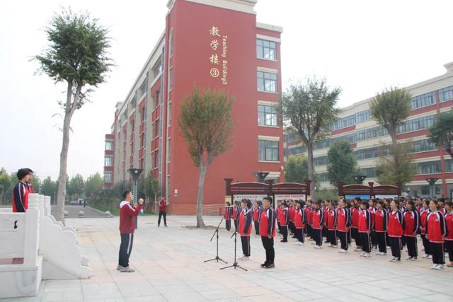 北大公学禹州国际学校高中部举行升国旗仪式 北大公学禹州国际学校高中部举行升国旗仪式